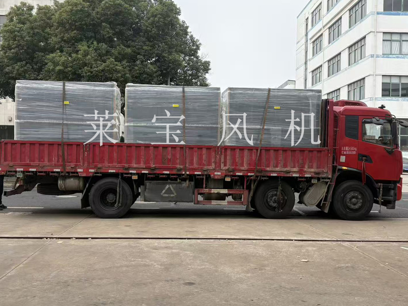 江苏莱宝三台大流量螺杆鼓风机成功发往广州